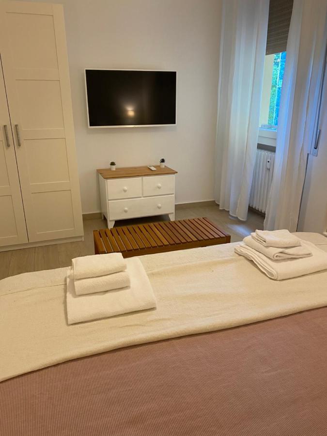 Modern City Apartment Modena Esterno foto